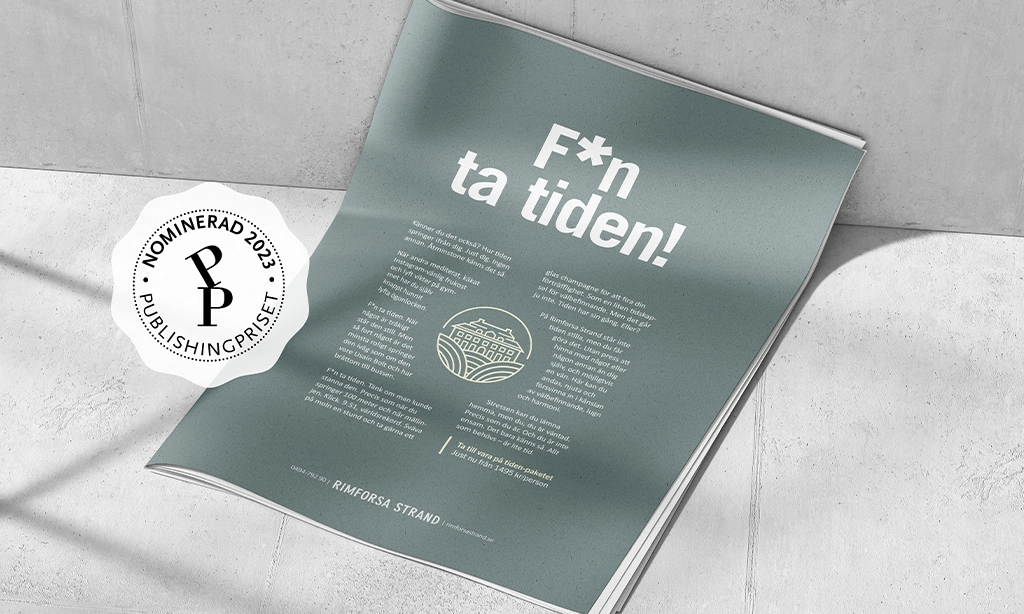 En tidning på betonggolv som visar annonsen F*n ta tiden, nominerad till Publishingpriset 2023